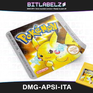 Puede incluir: Una etiqueta de cartucho de Nintendo Game Boy amarilla y negra con el texto "Pokémon" y "DMG-APSI-ITA FABBRICATO IN GIAPPONE" impreso en ella. La etiqueta presenta una imagen de dibujos animados de Pikachu con un ojo rojo y un efecto de descarga eléctrica azul. La etiqueta está impresa con el logotipo de Nintendo y el texto "LATO ESTERNO" en el lado derecho.