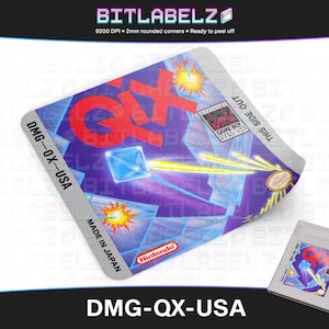 Peut inclure: Une étiquette imprimée pour une cartouche Game Boy, avec un motif violet, bleu et jaune avec un diamant et le texte "DMG-QX-USA". L'étiquette est imprimée avec "THIS SIDE OUT" et "MADE IN JAPAN" sur le côté droit.