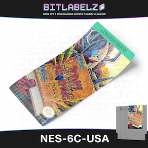 Könnte beinhalten: Ein NES-Spielkassetten-Etikett für Zoda's Revenge: Star Tropics II. Das Etikett zeigt eine farbenfrohe Illustration eines Roboters und eines Buches mit dem Spieltitel. Das Etikett ist auf weißem Hintergrund mit schwarzem Text gedruckt.