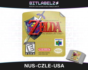 Puede incluir: Un cartucho de juego dorado de Nintendo 64 para The Legend of Zelda: Ocarina of Time. El cartucho tiene una etiqueta dorada con el título y el logotipo del juego. El juego está clasificado por la ESRB como adecuado para todos. El juego está clasificado por Nintendo y tiene un sello de calidad.