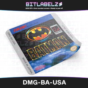 Könnte beinhalten: Ein blaues und weißes Game Boy-Cartridge-Etikett mit dem Text "BATMAN" in großen gelben Buchstaben. Das Etikett zeigt auch ein schwarzes und gelbes Bild des Batman-Logos und den Text "The Video Game". Das Etikett ist für das Spiel "BATMAN" für den Game Boy.