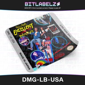 Könnte beinhalten: Ein farbenfrohes Game Boy-Cartridge-Etikett mit Bill & Ted's Excellent Adventure. Das Etikett zeigt eine Collage von Bildern aus dem Film, darunter Bill und Ted, eine Zeitmaschine und einen Regenbogen. Der Text "Bill & Ted's Excellent Adventure" ist in Weiß auf schwarzem Hintergrund gedruckt. Das Etikett ist so konzipiert, dass es auf einer Aufkleberfolie gedruckt und für die Verwendung auf einer Game Boy-Cartridge ausgeschnitten werden kann.