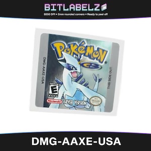 Könnte beinhalten: Ein Aufkleber für die Spielkassette Pokémon Silver Version. Der Aufkleber zeigt das Logo des Spiels und eine silber-blaue Illustration von Lugia. Der Text "DMG-AAXE-USA" ist auf dem Aufkleber aufgedruckt.