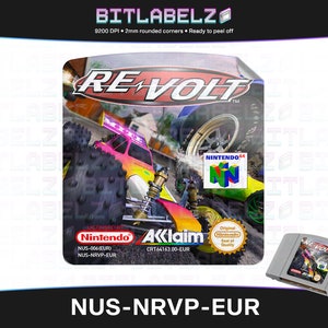 Könnte beinhalten: Videospielkassette und Etikett für das Nintendo 64-Spiel Re-Volt. Das Etikett zeigt ein farbenfrohes Bild eines ferngesteuerten Autos in Aktion. Die Kassette ist grau und trägt das Nintendo 64-Logo.