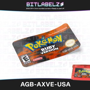 Könnte beinhalten: Eine rote Game Boy Advance-Spielkassette mit einem schwarzen und orangefarbenen Etikett. Das Etikett zeigt das Pokemon-Logo, den Text "Ruby Version" und die Bewertung "Everyone" von der ESRB. Der Text "AGB-AXVE-USA" ist auf dem Etikett aufgedruckt.