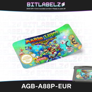 Puede incluir: Una pegatina para un cartucho de juego de Game Boy Advance con Mario y Luigi del juego "Mario & Luigi: Superstar Saga". La pegatina es azul, verde y amarilla con fondo blanco. La pegatina tiene el texto "Mario & Luigi: Superstar Saga" y "AGB-A88P-EUR".