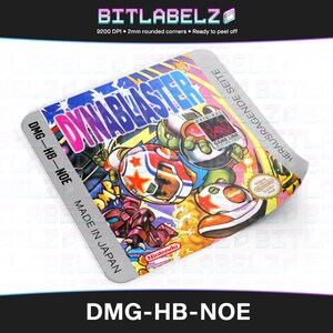 Könnte beinhalten: Ein farbenfrohes Videospiel-Cartridge-Etikett für das Spiel Dynablaster. Das Etikett ist für eine Game Boy-Cartridge konzipiert und zeigt den Titel des Spiels, eine farbenfrohe Illustration der Spielfiguren sowie den Text "DMG-HB-NOE" und "Made in Japan".
