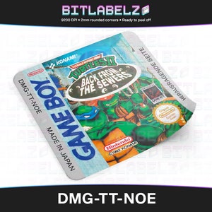 Könnte beinhalten: Eine weiße und blaue Game Boy-Cartridge mit einem Teenage Mutant Ninja Turtles II: Back from the Sewers-Label. Das Label zeigt einen grünen Hintergrund mit den Teenage Mutant Ninja Turtles-Charakteren, darunter Leonardo, Donatello, Raphael und Michelangelo. Die Cartridge ist mit "KONAMI" und "Nintendo" beschriftet und hat den Text "DMG-TT-NOE" an der Seite.