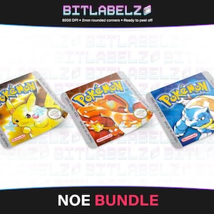 Könnte beinhalten: Drei Nintendo Game Boy-Spielepatronen mit Etiketten für die Pokemon-Spiele Rot, Blau und Gelb. Die Etiketten sind mit dem Pokemon-Logo und Bildern von Pikachu, Glurak und Bisasam bedruckt.