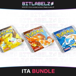 Puede incluir: Tres etiquetas de cartucho de Nintendo Game Boy con personajes de Pokemon. Las etiquetas están impresas con el logotipo de Pokemon, el texto "Pokemon" y el texto "LATO ESTERNO". Las etiquetas están impresas sobre un fondo blanco con un borde plateado.