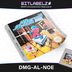 Könnte beinhalten: Ein individuelles Game Boy-Cartridge-Etikett für das Spiel Altered Space, mit einem blauen und roten Charakter, der eine Waffe hält. Das Etikett ist auf weißem Hintergrund gedruckt mit dem Text "DMG-AL-NOE MADE IN JAPAN" auf der linken Seite und "HERAUSRAGENDE SEITE" auf der rechten Seite. Das Etikett ist so konzipiert, dass es abgezogen und auf eine Game Boy-Cartridge geklebt werden kann.