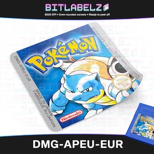 Puede incluir: Una etiqueta de cartucho de Nintendo Game Boy azul y blanca con el texto "POKEMON" y una imagen de un personaje Pokemon azul y amarillo. La etiqueta es para la versión DMG-APEU-EUR del juego.