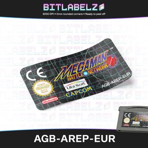 Könnte beinhalten: Eine schwarze und blaue Game Boy Advance-Spielkassette mit einem Etikett mit dem Text "Mega Man Battle Network" und dem Logo von Capcom. Das Etikett enthält auch den Text "AGB-AREP-EUR" und ein CE-Zeichen.
