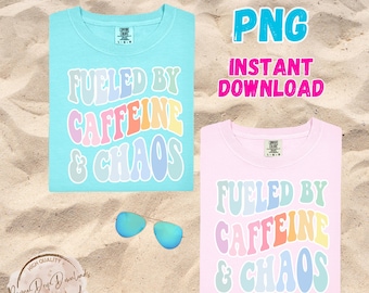 Movido a cafeína e caos PNG, design moderno de camiseta de verão em tons pastel, frase engraçada sobre café