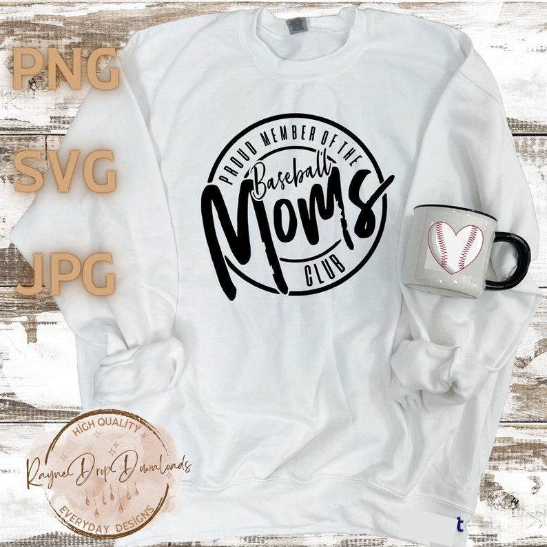 K&ouml;nnte beinhalten: Wei&szlig;er Pullover mit schwarzem Text, der "Proud Member of the Baseball Moms Club" lautet.