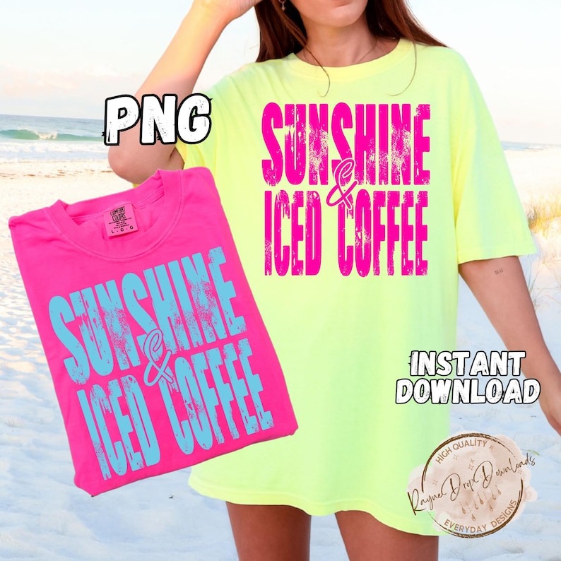Pode incluir: Duas camisetas, uma rosa choque e outra amarelo n&eacute;on, com o texto "SUNSHINE & ICED COFFEE" em cores contrastantes. A camisa rosa tem texto azul, e a camisa amarela tem texto rosa. A imagem tamb&eacute;m inclui o texto "PNG" e "DOWNLOAD INSTANT&Acirc;NEO".