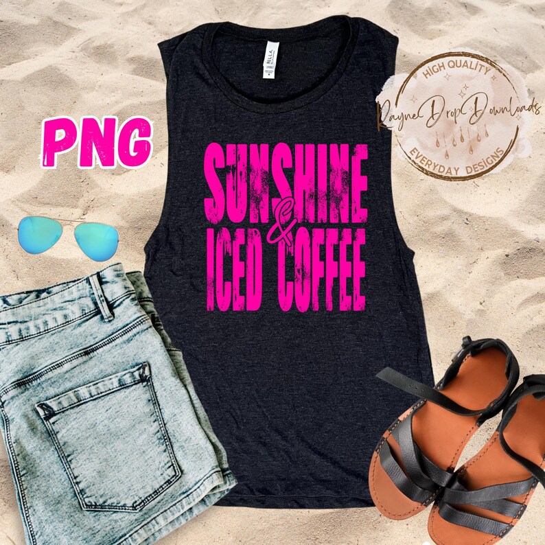 Pode incluir: Uma regata cinza escuro com as palavras "SUNSHINE & ICED COFFEE" em rosa brilhante, fonte desgastada. A imagem inclui &oacute;culos de sol azuis, shorts jeans e sand&aacute;lias pretas, tudo em um fundo arenoso. A palavra "PNG" est&aacute; em rosa no canto superior esquerdo.