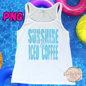 Pode incluir: Camisola branca com a frase "Sunshine & Iced Coffee" em azul claro. A camisola &eacute; sem mangas e tem decote redondo. O fundo mostra uma piscina com boias insufl&aacute;veis.