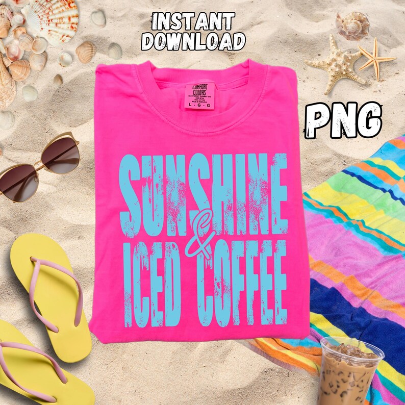 Pode incluir: Uma t-shirt rosa choque com as palavras "SUNSHINE & ICED COFFEE" em azul claro. A t-shirt est&aacute; numa superf&iacute;cie arenosa com &oacute;culos de sol, chinelos e uma toalha de praia. As palavras "INSTANT DOWNLOAD" e "PNG" tamb&eacute;m s&atilde;o vis&iacute;veis.
