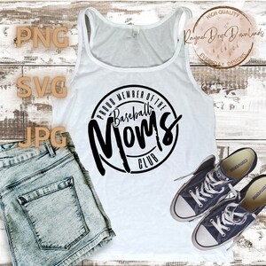 K&ouml;nnte beinhalten: Ein wei&szlig;es Tanktop mit einem schwarzen Kreisdesign, auf dem "Proud Member of the Baseball Moms Club" steht.