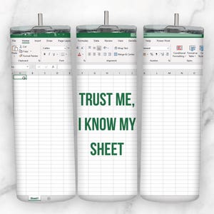 Könnte beinhalten: Ein weißer Becher mit einem grünen Tabellenkalkulationsdesign und dem Text "TRUST ME, I KNOW MY SHEET".