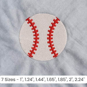 Op de afbeelding: Geborduurde honkbalpatch met rode stiksels op een witte bal. De patch wordt weergegeven op een lichtblauwe stof. Tekst onderaan geeft de beschikbare maten aan: 2,54 cm, 3,15 cm, 3,66 cm, 4,19 cm, 4,70 cm, 5,08 cm en 5,69 cm.