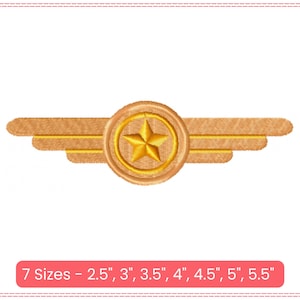 Puede incluir: Emblema bordado dorado con una estrella central dentro de un marco circular, flanqueado por alas estilizadas. Sobre un fondo blanco. El texto en la parte inferior indica los tamaños disponibles: 2.5", 3", 3.5", 4", 4.5", 5" y 5.5".
