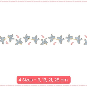 Puede incluir: Una fila de pájaros azules con pétalos de flores rosas volando sobre un fondo blanco. El texto "4 tamaños - 9, 13, 21, 28 cm" está en la parte inferior de la imagen.