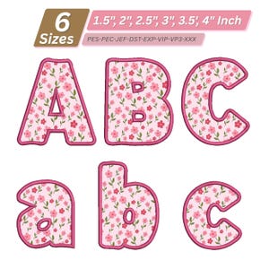 Può includere: Lettere ricamate floreali A, B, C, a, b e c in rosa e bianco. Le lettere sono delineate in un rosa più scuro. L'immagine include testo che indica sei dimensioni, che vanno da 3,8 a 10,2 cm.