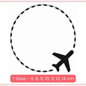 Könnte beinhalten: Schwarzweißes Stickmuster eines Flugzeugs, das im Kreis fliegt. Das Design ist in 7 Größen erhältlich, von 6 bis 14 cm.