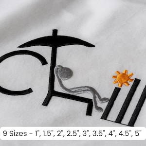 以下が含まれることがあります： 白い生地に刺繍されたデザインで、「CHILL」の文字、パラソルの下でビーチチェアでくつろぐ棒人間、太陽が描かれています。「9 Sizes - 1", 1.5", 2", 2.5", 3", 3.5", 4", 4.5", 5"」の文字が下にあります。