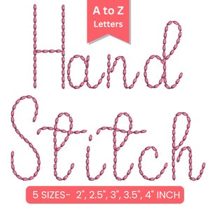 Puede incluir: Texto bordado en rosa que dice "Hand Stitch" con una pancarta que dice "A to Z Letters". El texto está en cursiva. Una pancarta roja en la parte inferior enumera los tamaños: 5,08 cm, 6,35 cm, 7,62 cm, 8,89 cm y 10,16 cm.