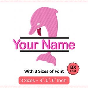Peut inclure: Motif de dauphin brodé rose avec le texte "Your Name". Comprend trois tailles de police : 10,16 cm, 12,7 cm et 15,24 cm. Comporte un logo "BX Font". Idéal pour les travaux de broderie personnalisés.