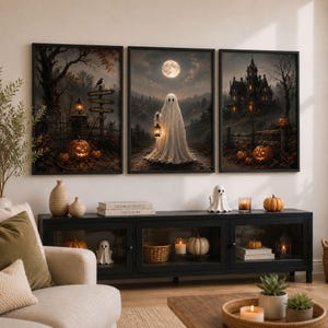 Peut inclure: Un triptyque d'art mural encadré représentant une forêt effrayante avec un panneau de signalisation, un fantôme tenant une lanterne sous une pleine lune et un manoir sombre. L'art montre des citrouilles, des arbres et une architecture gothique.