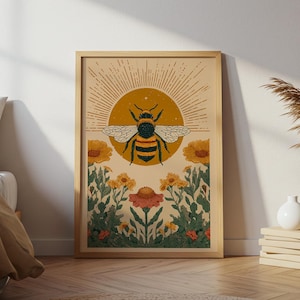 Peut inclure: Impression d'art encadrée avec une illustration d'abeille stylisée. L'abeille est placée devant un soleil jaune avec des rayons, au-dessus d'un champ de fleurs jaunes et rouges. L'œuvre est dans un cadre en bois.