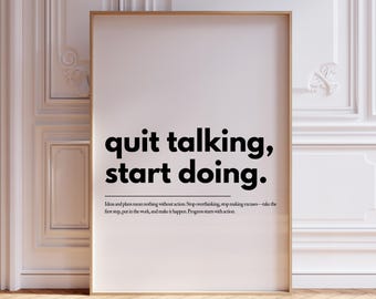Może przedstawiać: Oprawiony wydruk z napisem "quit talking, start doing" pogrubioną czarną czcionką. Poniżej mniejszy tekst brzmi "Ideas and plans mean nothing without action..." Rama jest złota, a tło białe, na tle białej ściany.
