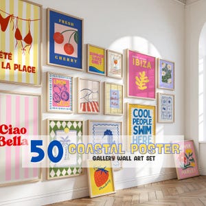 Könnte beinhalten: Eine Galerie-Wandkunst-Set mit gerahmten Postern mit Küstenmotiven. Die Poster zeigen verschiedene Illustrationen, darunter Kirschen, Zitronen und Strandszenen. Die Farbpalette umfasst Rosa, Gelb, Blau und Grün. Text auf den Postern enthält "Ciao Bella" und "Cool People Swim Here".