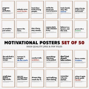Puede incluir: Un conjunto de 50 pósteres motivacionales con texto negro sobre fondo blanco, presentados en marcos de madera clara. Cada póster contiene una cita inspiradora única en fuente sans-serif, con algunas palabras resaltadas en rojo, azul o verde.
