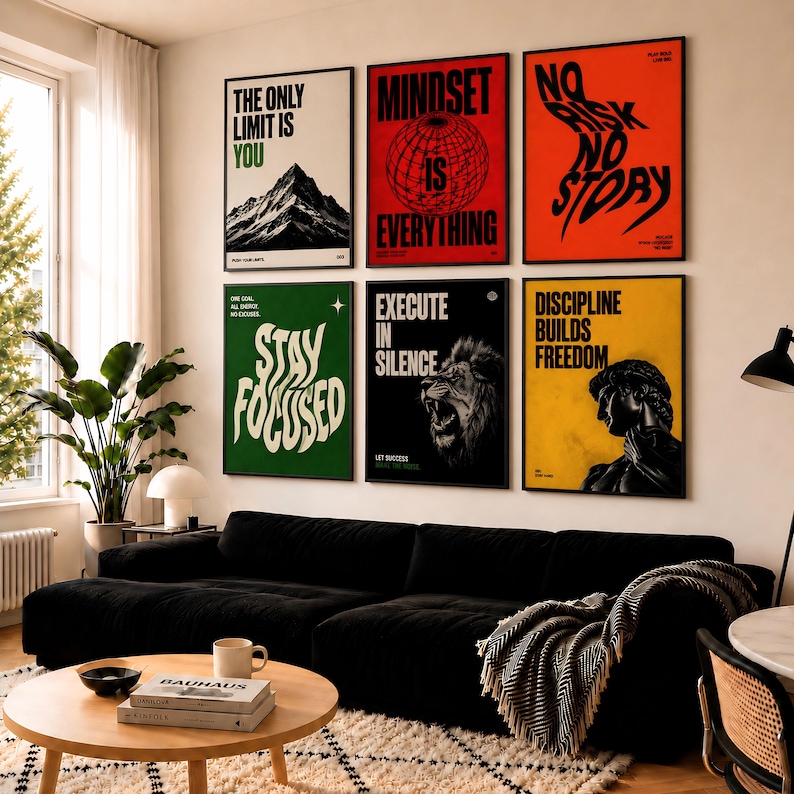 K&ouml;nnte beinhalten: Sechs gerahmte Motivationsposter mit schwarzen Rahmen h&auml;ngen an einer Wand. Die Poster haben fetten Text und Grafiken in verschiedenen Farben, darunter Schwarz, Wei&szlig;, Rot, Gr&uuml;n und Gelb. Die Poster befinden sich &uuml;ber einem schwarzen Sofa in einem Wohnzimmer.