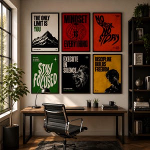K&ouml;nnte beinhalten: Eine Sammlung von sechs gerahmten Motivationspostern. Die Poster zeigen fettgedruckte Texte und Grafiken, darunter Berg-, Globus- und L&ouml;wenillustrationen. Die Farbpalette umfasst Schwarz, Wei&szlig;, Rot, Gr&uuml;n und Gelb. Die Poster sind &uuml;ber einem Holzschreibtisch mit einem schwarzen Stuhl ausgestellt.