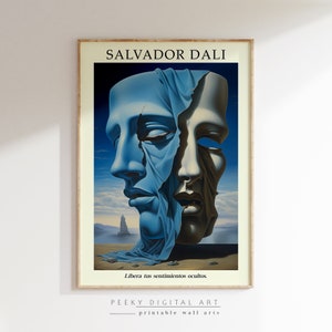 Op de afbeelding: Een vintage poster met een surrealistisch schilderij van Salvador Dali. Het schilderij toont twee gezichten, waarvan er &eacute;&eacute;n gedeeltelijk bedekt is met een blauwe doek, met de tekst "Libera tus sentimientos ocultos" eronder. De poster heeft een witte achtergrond met een bruine lijst.