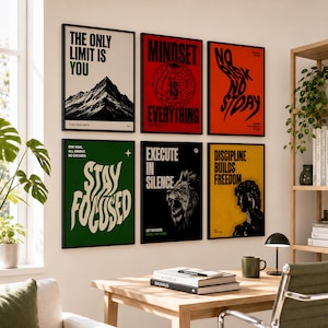 K&ouml;nnte beinhalten: Sechs gerahmte Motivationsposter mit fettem Text und Grafiken. Die Poster zeigen S&auml;tze wie "The Only Limit Is You" und "Mindset Is Everything". Farben sind Schwarz, Rot, Orange, Gr&uuml;n und Gelb. Die Poster werden an einer wei&szlig;en Wand ausgestellt.