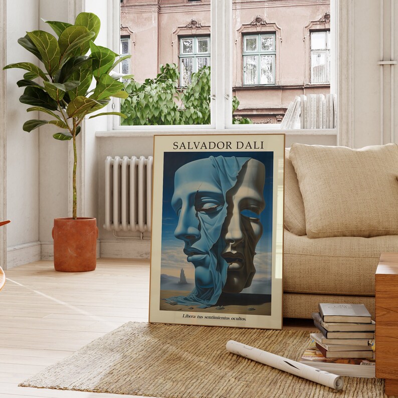 Op de afbeelding: Een poster met een surrealistisch schilderij van Salvador Dali. Het schilderij toont twee gezichten, waarvan er &eacute;&eacute;n gedeeltelijk bedekt is met een blauwe doek, met de tekst "Libera tus sentimientos ocultos" onderaan.