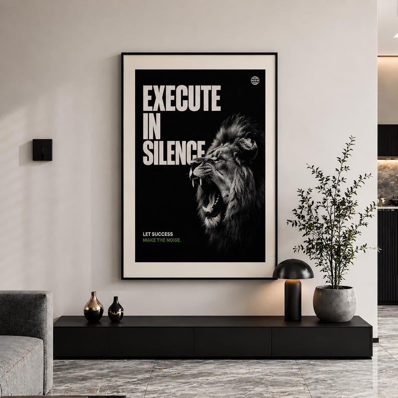 K&ouml;nnte beinhalten: A black framed poster with a roaring lion in black and white. The poster displays the words "EXECUTE IN SILENCE" in white, with "LET SUCCESS MAKE THE NOISE" below. A globe icon is in the top right corner.