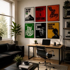 K&ouml;nnte beinhalten: Ein modernes Wohnzimmer mit Motivationspostern. Die Poster zeigen S&auml;tze wie "The Only Limit Is You" und "Mindset Is Everything". Der Raum umfasst ein schwarzes Sofa, einen Holzschreibtisch und einen schwarzen B&uuml;rostuhl. Ein Laptop und eine Schreibtischlampe befinden sich auf dem Schreibtisch.