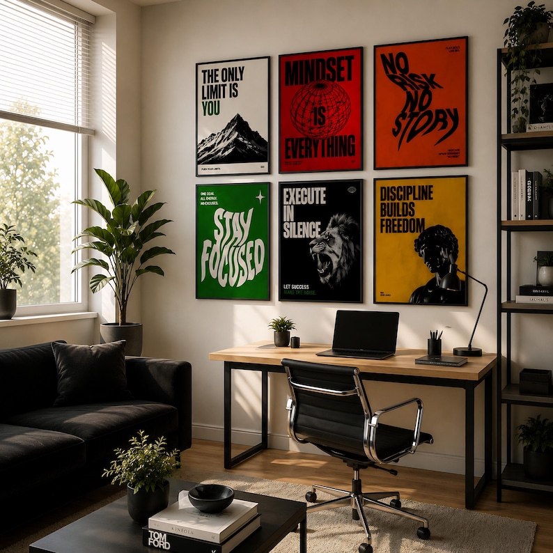 K&ouml;nnte beinhalten: Ein modernes Wohnzimmer mit Motivationspostern. Die Poster zeigen S&auml;tze wie "The Only Limit Is You" und "Mindset Is Everything". Der Raum umfasst ein schwarzes Sofa, einen Holzschreibtisch und einen schwarzen B&uuml;rostuhl. Ein Laptop und eine Schreibtischlampe befinden sich auf dem Schreibtisch.