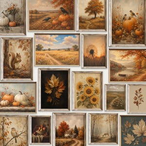 Op de afbeelding: Een galerijwand met ingelijste kunstprints met herfstthema's, waaronder pompoenen, zonnebloemen, herfstbladeren, bosdieren zoals eekhoorns en vogels, landelijke landschappen, een meer met een boot en botanische bladstudies.