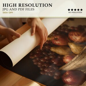Op de afbeelding: Een opgerolde digitale print met een stilleven van rode appels, peren en donkere druiven. De afbeelding bevat de tekst HIGH RESOLUTION, JPG AND PDF FILES, 300 DPI en NO PIXELATION met vijf zwarte sterren boven de tekst.