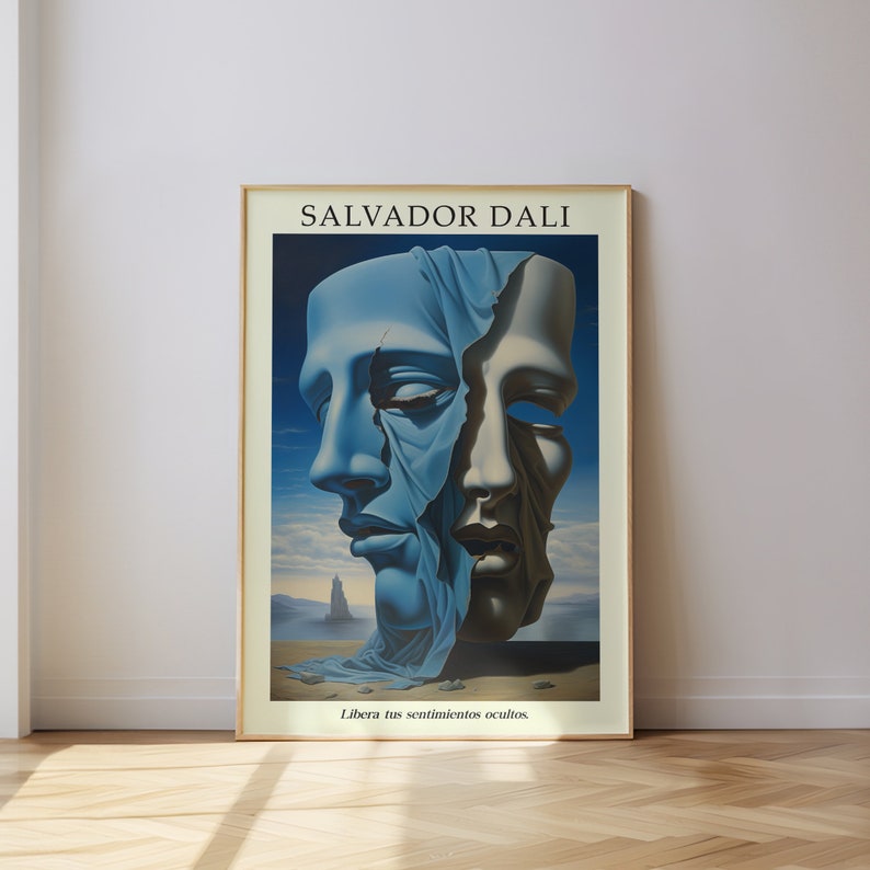 Op de afbeelding: Een poster met een surrealistisch schilderij van Salvador Dali. Het schilderij toont twee gezichten, waarvan er &eacute;&eacute;n gedeeltelijk bedekt is met een blauwe doek, met de tekst "Libera tus sentimientos ocultos" onderaan.