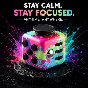 Può includere: Un cubo antistress multicolore con un motivo a schizzi di vernice rosa, verde e blu. Il cubo presenta pulsanti neri, un joystick, una sfera metallica e tre ingranaggi. Il testo sopra recita: STAY CALM. STAY FOCUSED. ANYTIME. ANYWHERE.